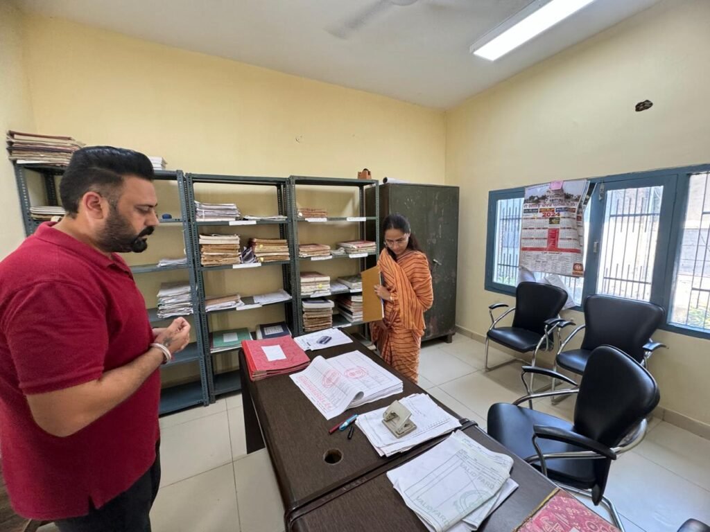 The Deputy Commissioner paid a surprise visit to the Service Centre, Treasury and Tehsil Office of Shri Chamkaur Sahib

  