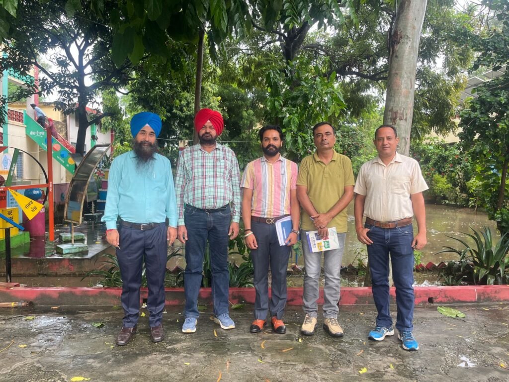 One day training of science teachers under CEP was held at Government Senior Secondary School Makrauna Kalan