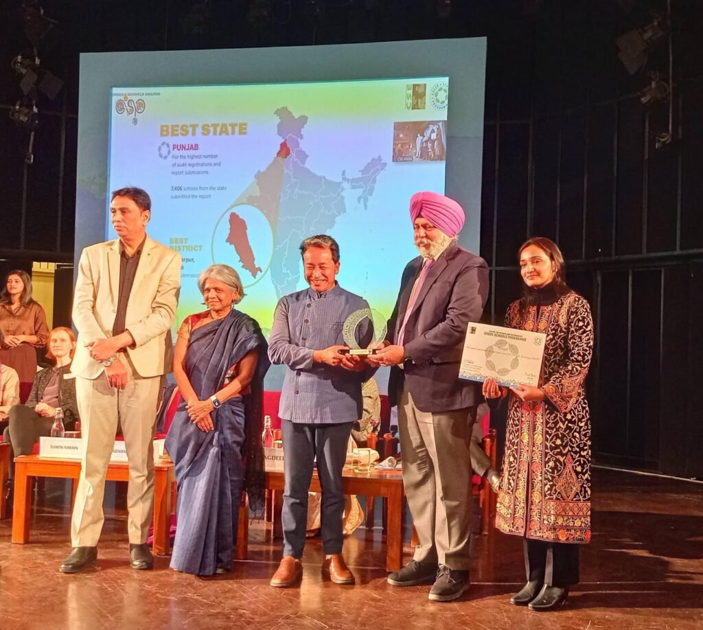 Executive Director Pritpal Singh, Joint Director K.S. Bath, and Project Scientist Dr. Mandakini Thakur are receiving the Best Green State Award from Dr. Sunita Narain, Director General of the Centre for Science and Environment.