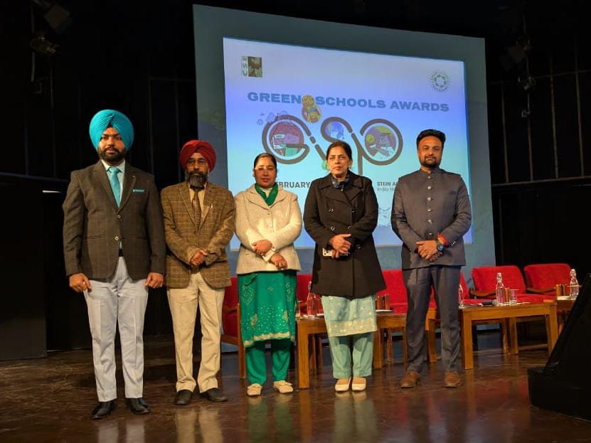  Jagjit Singh, Prabjeet Singh, Gurpreet Singh Bhagu, Smt. Javtinder Kaur, and Smt. Manjeet Kaur received the GSP Award from Sunita Narain.