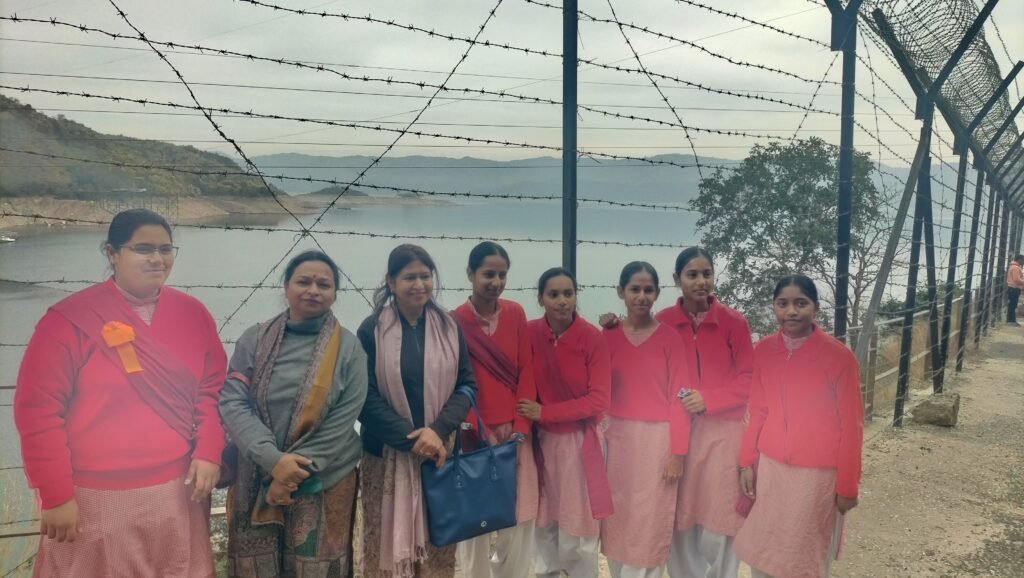 The students of Government Girls' School made an educational visit to Bhakra Dam...