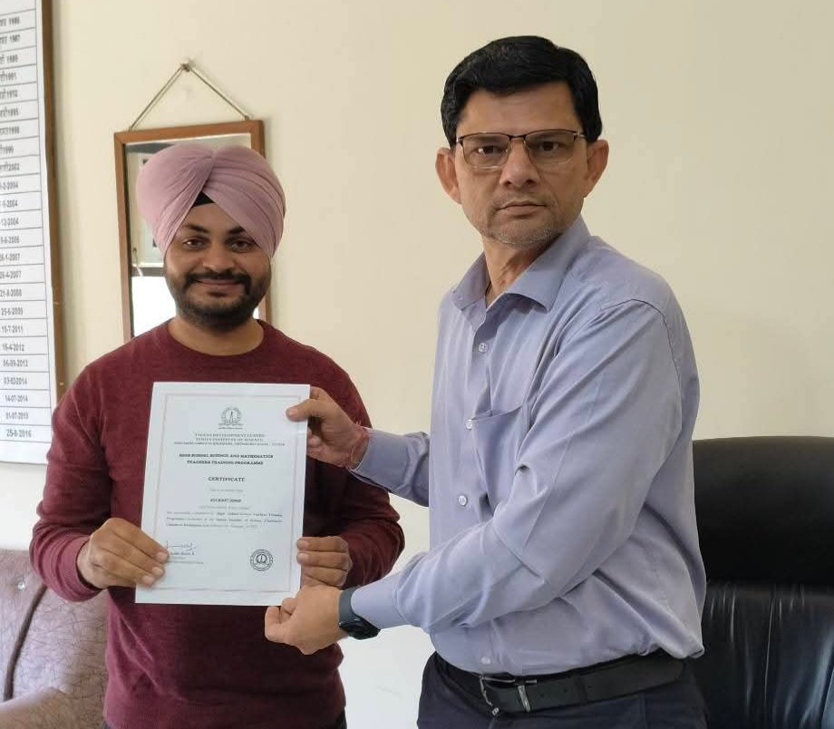 District Education Officer, Shri Prem Kumar Mittal, felicitating Science Resource Teachers Satnam Singh, Kulwant Singh and Raman Kumar.