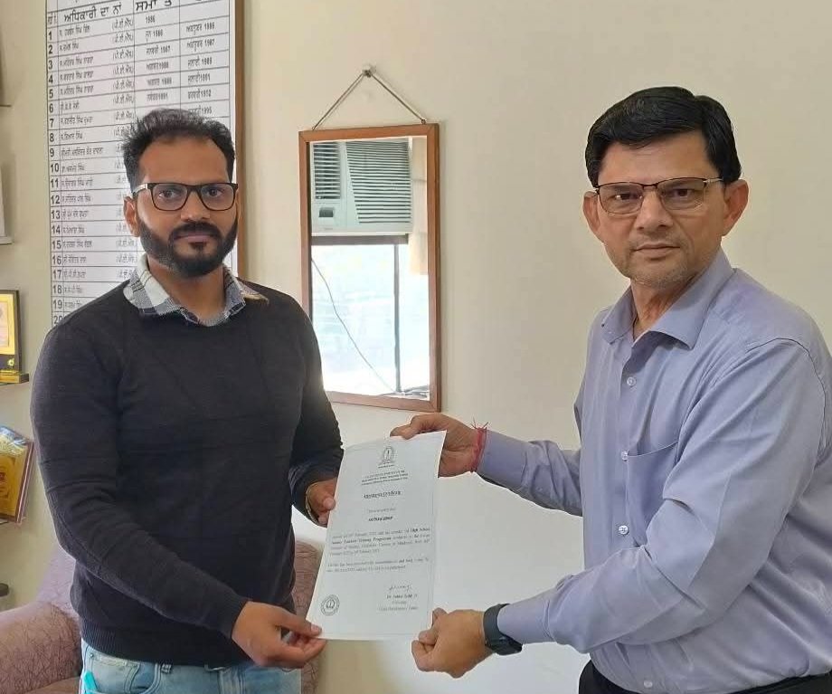 District Education Officer, Shri Prem Kumar Mittal, felicitating Science Resource Teachers Satnam Singh, Kulwant Singh and Raman Kumar.