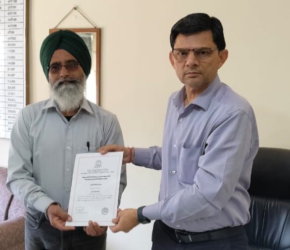 District Education Officer, Shri Prem Kumar Mittal, felicitating Science Resource Teachers Satnam Singh, Kulwant Singh and Raman Kumar.