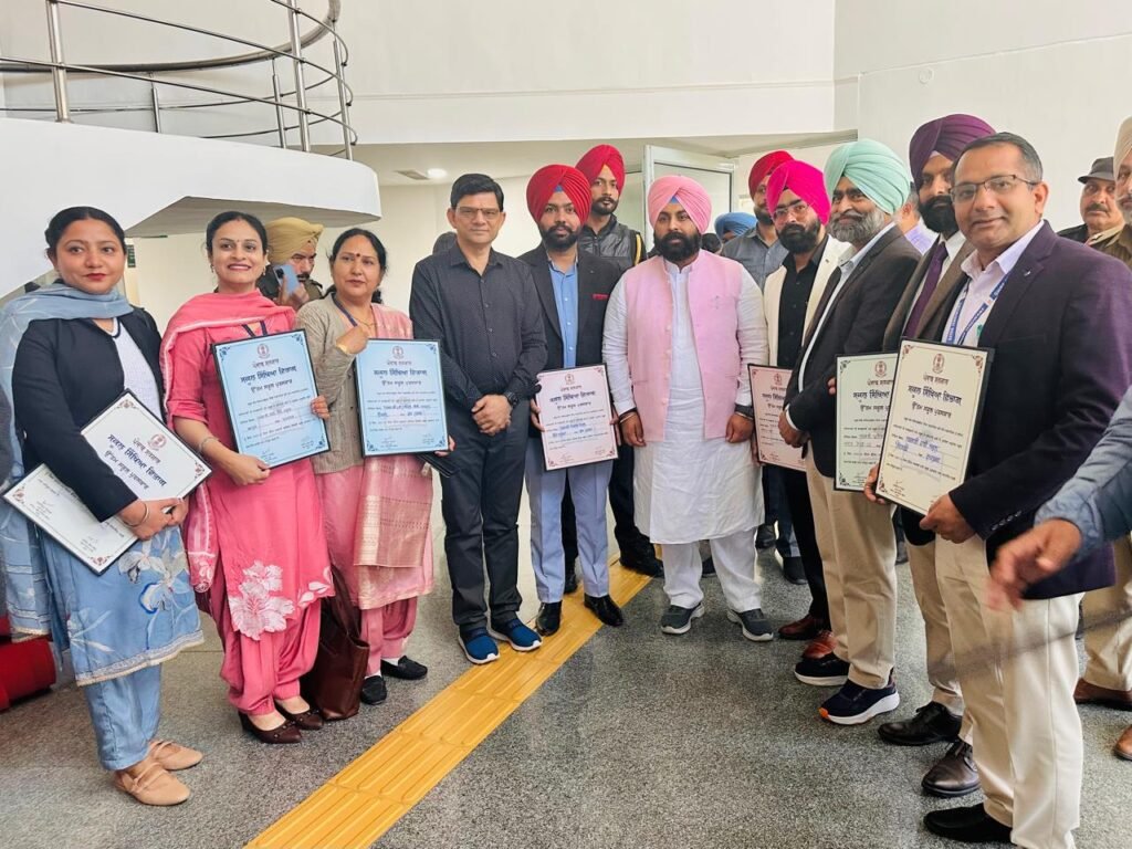 The best schools of Rupnagar district received awards from the Punjab Government.