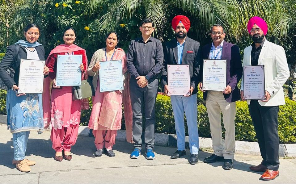 The best schools of Rupnagar district received awards from the Punjab Government.