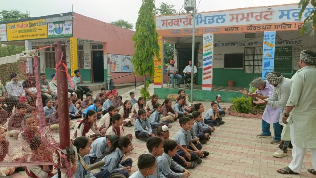 A performance of the play "Chanan De Vanjare" was organized at Government Elementary School Hardonmo.