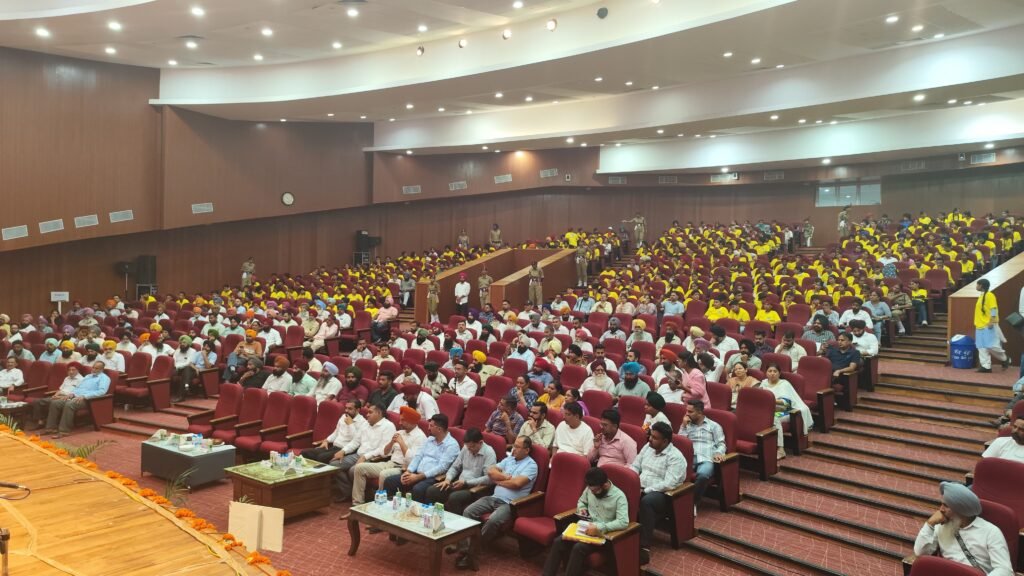 ਯੁੱਧ ਨਸ਼ਿਆਂ ਵਿਰੁੱਧ ਮਹਾਂ ਨਾਟਕ ਮੁਕਾਬਲੇ ‘ਚ DEO ਪ੍ਰੇਮ ਕੁਮਾਰ ਮਿੱਤਲ ਦਾ ਵਿਸ਼ੇਸ਼ ਸਨਮਾਨ, DEO Prem Kumar Mittal receives special honour in Maha Natak competition "Yudh Nasheyan Virudh"