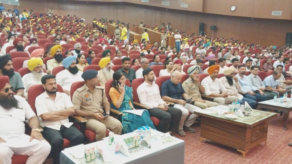 ਯੁੱਧ ਨਸ਼ਿਆਂ ਵਿਰੁੱਧ ਮਹਾਂ ਨਾਟਕ ਮੁਕਾਬਲੇ ‘ਚ DEO ਪ੍ਰੇਮ ਕੁਮਾਰ ਮਿੱਤਲ ਦਾ ਵਿਸ਼ੇਸ਼ ਸਨਮਾਨ, DEO Prem Kumar Mittal receives special honour in Maha Natak competition "Yudh Nasheyan Virudh"