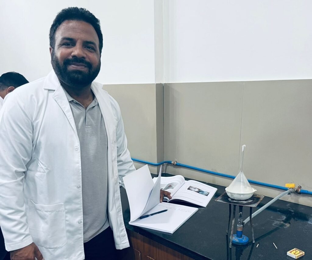 ਅਧਿਆਪਕ ਰਾਜ ਪੁਰਸਕਾਰ ਪ੍ਰਾਪਤ ਤੇਜਿੰਦਰ ਸਿੰਘ ਬਾਜ਼ ਨੇ ਬੰਗਲੌਰ ਤੋਂ 300 ਕਿਲੋਮੀਟਰ ਦੂਰ ਜਾ ਕੇ ਟ੍ਰੇਨਿੰਗ ਦੁਬਾਰਾ ਜੁਆਇਨ ਕੀਤੀ 2 Teacher State Awardee Tejinder Singh Baaz rejoins training 300 km away from Bangalore