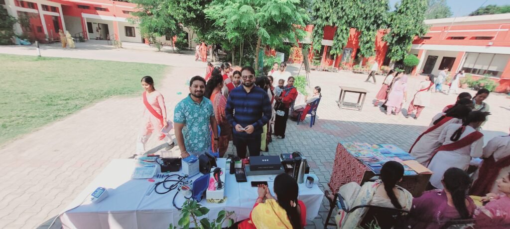 ਨੰਗਲ: ਮਾਪੇ–ਅਧਿਆਪਕ ਮਿਲਣੀ ‘ਚ ਮਾਪਿਆਂ ਦੀ ਵੱਡੀ ਸ਼ਮੂਲੀਅਤ, ਵਿਦਿਆਰਥੀਆਂ ਦੀ ਪ੍ਰਗਤੀ ‘ਤੇ ਵਿਸਤਾਰ ਨਾਲ ਚਰਚਾ 18 20251017 110324