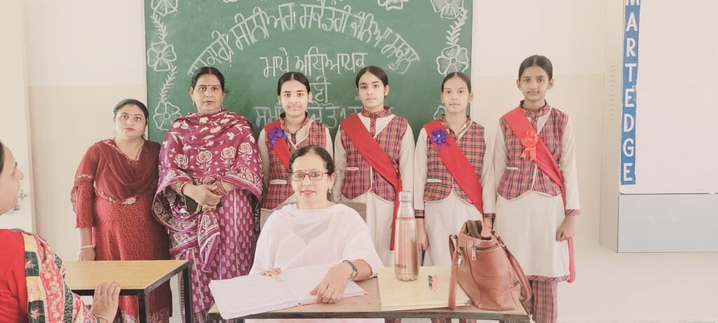 ਨੰਗਲ: ਮਾਪੇ–ਅਧਿਆਪਕ ਮਿਲਣੀ ‘ਚ ਮਾਪਿਆਂ ਦੀ ਵੱਡੀ ਸ਼ਮੂਲੀਅਤ, ਵਿਦਿਆਰਥੀਆਂ ਦੀ ਪ੍ਰਗਤੀ ‘ਤੇ ਵਿਸਤਾਰ ਨਾਲ ਚਰਚਾ 13 20251017 110905