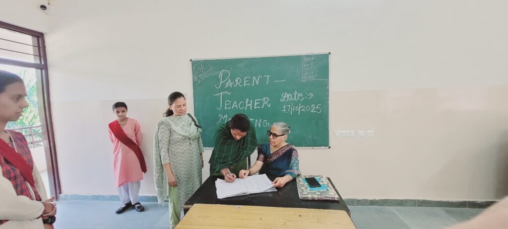 ਨੰਗਲ: ਮਾਪੇ–ਅਧਿਆਪਕ ਮਿਲਣੀ ‘ਚ ਮਾਪਿਆਂ ਦੀ ਵੱਡੀ ਸ਼ਮੂਲੀਅਤ, ਵਿਦਿਆਰਥੀਆਂ ਦੀ ਪ੍ਰਗਤੀ ‘ਤੇ ਵਿਸਤਾਰ ਨਾਲ ਚਰਚਾ 11 Nangal: Large participation of parents in parent-teacher meetings, detailed discussion on students' progress
