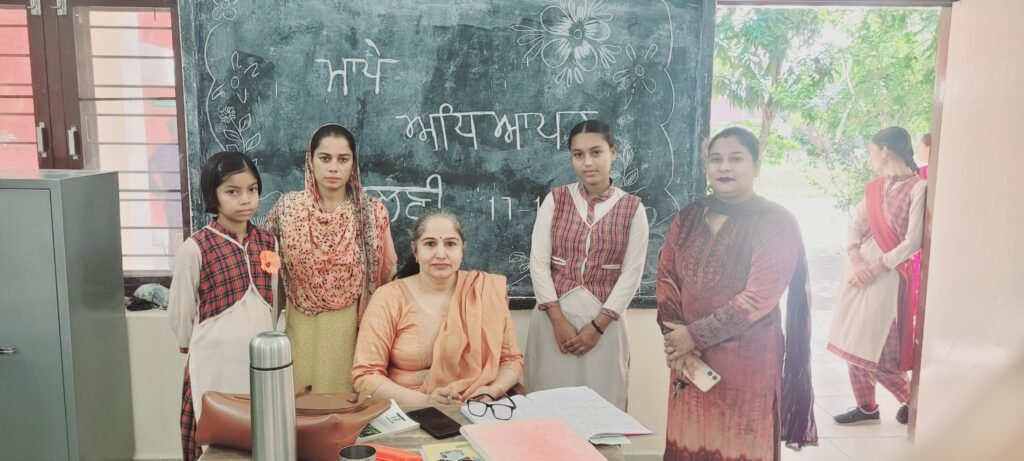 ਨੰਗਲ: ਮਾਪੇ–ਅਧਿਆਪਕ ਮਿਲਣੀ ‘ਚ ਮਾਪਿਆਂ ਦੀ ਵੱਡੀ ਸ਼ਮੂਲੀਅਤ, ਵਿਦਿਆਰਥੀਆਂ ਦੀ ਪ੍ਰਗਤੀ ‘ਤੇ ਵਿਸਤਾਰ ਨਾਲ ਚਰਚਾ 5 20251017 111715