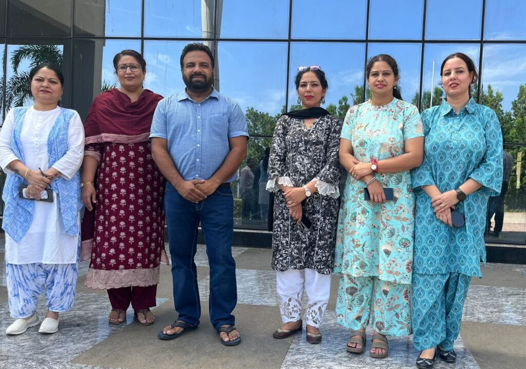 ਅਧਿਆਪਕ ਰਾਜ ਪੁਰਸਕਾਰ ਪ੍ਰਾਪਤ ਤੇਜਿੰਦਰ ਸਿੰਘ ਬਾਜ਼ ਨੇ ਬੰਗਲੌਰ ਤੋਂ 300 ਕਿਲੋਮੀਟਰ ਦੂਰ ਜਾ ਕੇ ਟ੍ਰੇਨਿੰਗ ਦੁਬਾਰਾ ਜੁਆਇਨ ਕੀਤੀ 3 Teacher State Awardee Tejinder Singh Baaz rejoins training 300 km away from Bangalore