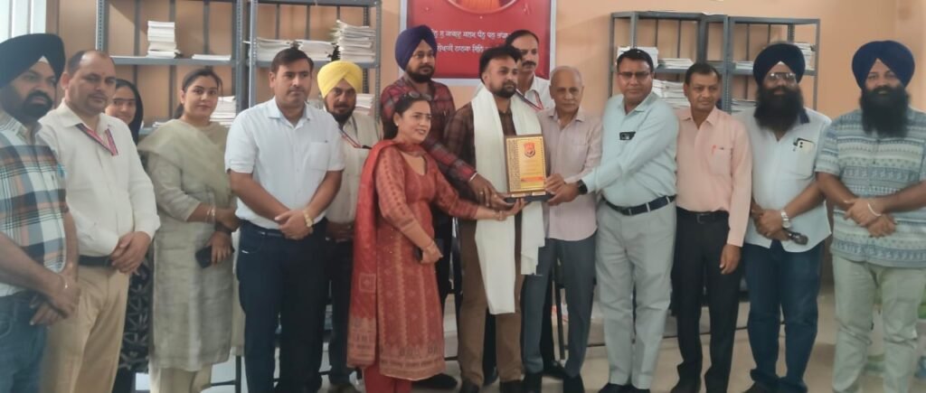 ਸਟੇਟ ਐਵਾਰਡੀ ਅਧਿਆਪਕ ਜਗਜੀਤ ਸਿੰਘ ਅਤੇ ਨੈਸ਼ਨਲ ਲੈਵਲ ਜੇਤੂ ਵਿਦਿਆਰਥੀਆਂ ਦਾ ਐਂਟੀ ਕਰਪਸ਼ਨ ਫਾਊਂਡੇਸ਼ਨ ਵੱਲੋਂ ਸਨਮਾਨ 1 State awardee teacher Jagjit Singh and national level winning students honored by Anti-Corruption Foundation