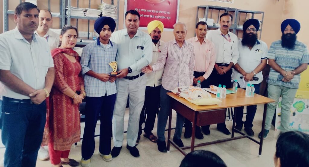 ਸਟੇਟ ਐਵਾਰਡੀ ਅਧਿਆਪਕ ਜਗਜੀਤ ਸਿੰਘ ਅਤੇ ਨੈਸ਼ਨਲ ਲੈਵਲ ਜੇਤੂ ਵਿਦਿਆਰਥੀਆਂ ਦਾ ਐਂਟੀ ਕਰਪਸ਼ਨ ਫਾਊਂਡੇਸ਼ਨ ਵੱਲੋਂ ਸਨਮਾਨ 5 ਪਰਮਜੋਤ ਸਿੰਘ  ਸਟੇਟ 5000 ਕਿਲੋਮੀਟਰ ਰਨਿੰਗ 5 th  ਪਜੀਸ਼ਨ ਸਟੇਟ।