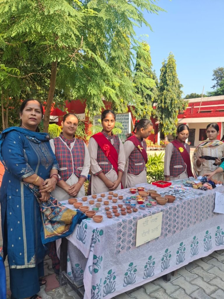 ਨੰਗਲ: ਮਾਪੇ–ਅਧਿਆਪਕ ਮਿਲਣੀ ‘ਚ ਮਾਪਿਆਂ ਦੀ ਵੱਡੀ ਸ਼ਮੂਲੀਅਤ, ਵਿਦਿਆਰਥੀਆਂ ਦੀ ਪ੍ਰਗਤੀ ‘ਤੇ ਵਿਸਤਾਰ ਨਾਲ ਚਰਚਾ 21 Nangal: Large participation of parents in parent-teacher meetings, detailed discussion on students' progress