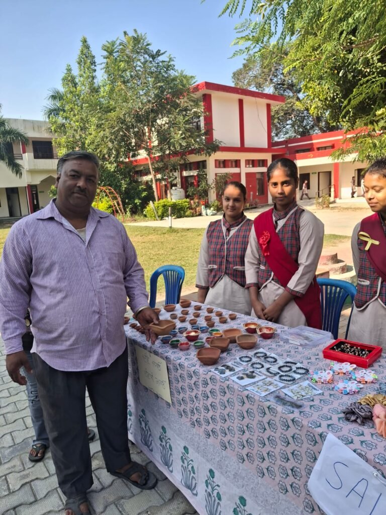 ਨੰਗਲ: ਮਾਪੇ–ਅਧਿਆਪਕ ਮਿਲਣੀ ‘ਚ ਮਾਪਿਆਂ ਦੀ ਵੱਡੀ ਸ਼ਮੂਲੀਅਤ, ਵਿਦਿਆਰਥੀਆਂ ਦੀ ਪ੍ਰਗਤੀ ‘ਤੇ ਵਿਸਤਾਰ ਨਾਲ ਚਰਚਾ 24 IMG 20251017 WA0316
