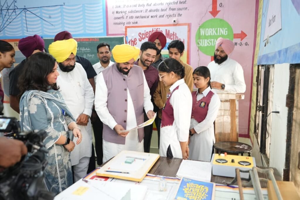 ਮੋਰਿੰਡਾ ਵਿਖੇ ਸਕੂਲ ਆਫ਼ ਐਮੀਨੈਂਸ ਦੇ ਵਿਦਿਆਰਥੀਆਂ ਨੂੰ ਮਿਲਣ ਪਹੁੰਚੇ ਮੁੱਖ ਮੰਤਰੀ 2 Chief Minister visits students of School of Eminence in Morinda