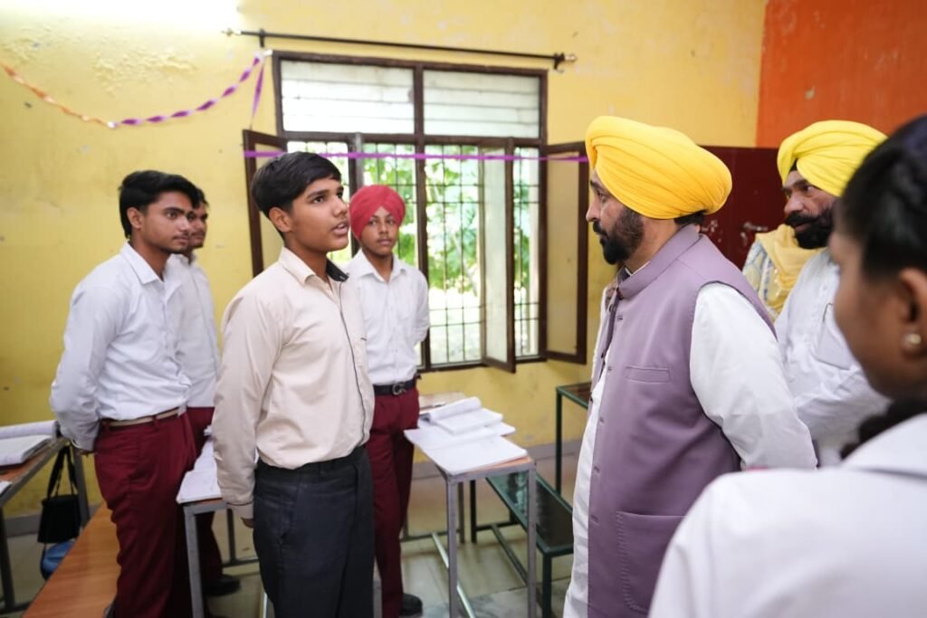ਮੋਰਿੰਡਾ ਵਿਖੇ ਸਕੂਲ ਆਫ਼ ਐਮੀਨੈਂਸ ਦੇ ਵਿਦਿਆਰਥੀਆਂ ਨੂੰ ਮਿਲਣ ਪਹੁੰਚੇ ਮੁੱਖ ਮੰਤਰੀ 4 IMG 20251023 WA0024