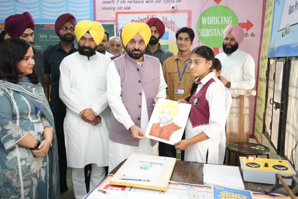 ਮੋਰਿੰਡਾ ਵਿਖੇ ਸਕੂਲ ਆਫ਼ ਐਮੀਨੈਂਸ ਦੇ ਵਿਦਿਆਰਥੀਆਂ ਨੂੰ ਮਿਲਣ ਪਹੁੰਚੇ ਮੁੱਖ ਮੰਤਰੀ 6 Chief Minister visits students of School of Eminence in Morinda