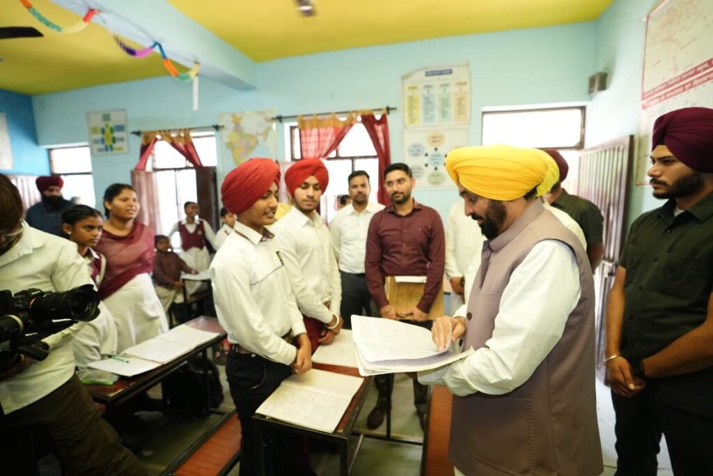 ਮੋਰਿੰਡਾ ਵਿਖੇ ਸਕੂਲ ਆਫ਼ ਐਮੀਨੈਂਸ ਦੇ ਵਿਦਿਆਰਥੀਆਂ ਨੂੰ ਮਿਲਣ ਪਹੁੰਚੇ ਮੁੱਖ ਮੰਤਰੀ 1 Chief Minister visits students of School of Eminence in Morinda