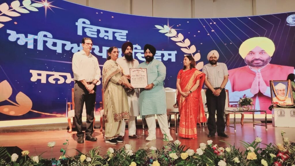 ਸ੍ਰੀ ਅਨੰਦਪੁਰ ਸਾਹਿਬ ਵਿਖੇ ਅਧਿਆਪਕ ਦਿਵਸ ਮੌਕੇ ਸ਼ਾਨਦਾਰ ਕਾਰਗੁਜ਼ਾਰੀ ਵਾਲੇ ਅਧਿਆਪਕਾਂ ਦਾ ਸਨਮਾਨ 8 Teachers’ Day Ceremony: CM Punjab S. Bhagwant Singh Mann Honors Top-Performing Educators