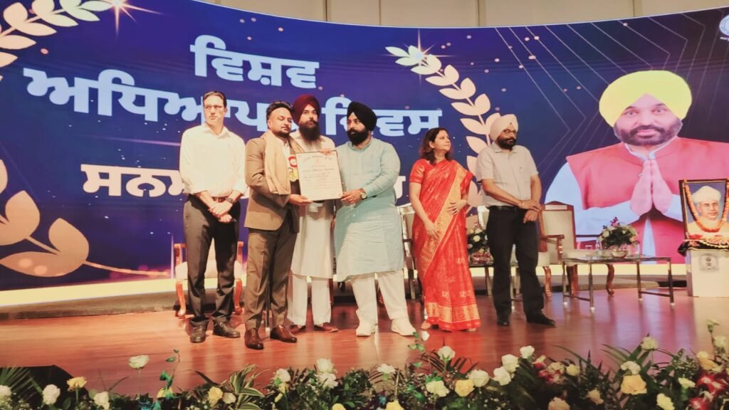 ਸ੍ਰੀ ਅਨੰਦਪੁਰ ਸਾਹਿਬ ਵਿਖੇ ਅਧਿਆਪਕ ਦਿਵਸ ਮੌਕੇ ਸ਼ਾਨਦਾਰ ਕਾਰਗੁਜ਼ਾਰੀ ਵਾਲੇ ਅਧਿਆਪਕਾਂ ਦਾ ਸਨਮਾਨ 10 Teachers’ Day Ceremony: CM Punjab S. Bhagwant Singh Mann Honors Top-Performing Educators