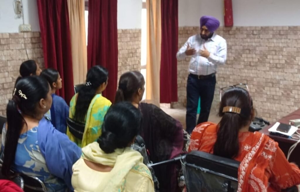 ਡੀ.ਏ.ਵੀ. ਸੀਨੀਅਰ ਸੈਕੰਡਰੀ ਸਕੂਲ ਰੂਪਨਗਰ ਵਿੱਚ ਪ੍ਰਾਈਵੇਟ ਅਤੇ ਐਫੀਲੀਏਟਡ ਸਕੂਲਾਂ ਲਈ Business Blaster ਟ੍ਰੇਨਿੰਗ ਸੈਸ਼ਨ ਆਯੋਜਿਤ 2 Business Blaster Training Session organized for private and affiliated schools at DAV Senior Secondary School Rupnagar