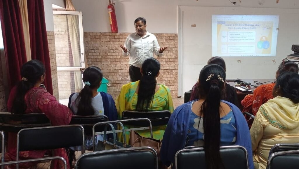 ਡੀ.ਏ.ਵੀ. ਸੀਨੀਅਰ ਸੈਕੰਡਰੀ ਸਕੂਲ ਰੂਪਨਗਰ ਵਿੱਚ ਪ੍ਰਾਈਵੇਟ ਅਤੇ ਐਫੀਲੀਏਟਡ ਸਕੂਲਾਂ ਲਈ Business Blaster ਟ੍ਰੇਨਿੰਗ ਸੈਸ਼ਨ ਆਯੋਜਿਤ 4 Business Blaster Training Session organized for private and affiliated schools at DAV Senior Secondary School Rupnagar