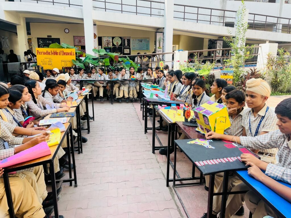 ਸਰਕਾਰੀ ਆਦਰਸ਼ ਸਕੂਲ ਲੋਧੀਪੁਰ ਵਿਖੇ ਵਿਗਿਆਨਕ ਮੇਲਾ ਆਯੋਜਿਤ 1 Science fair organized at Government Adarsh School Lodhipur