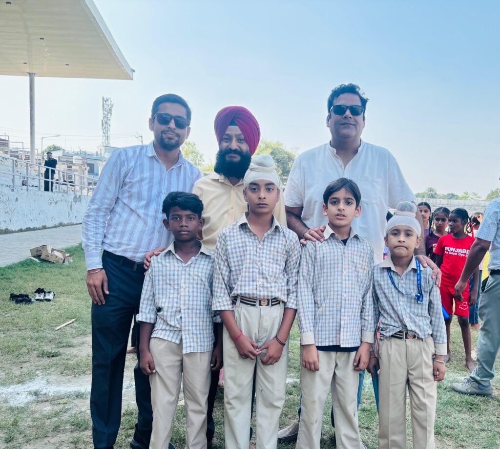 ਕਲੱਸਟਰ ਪੱਧਰੀ ਖੇਡਾਂ ਵਿੱਚ ਆਦਰਸ਼ ਸਕੂਲ ਦੇ ਖਿਡਾਰੀਆਂ ਨੇ ਮਾਰੀਆਂ ਮੱਲਾਂ 11 Adarsh School players excel in cluster level games ਬਲਾਕ ਸ੍ਰੀ ਅਨੰਦਪੁਰ ਸਾਹਿਬ ਦੀ ਪਵਿੱਤਰ ਨਗਰੀ ਦੀ ਗੋਦ ਵਿੱਚ ਸਥਾਪਿਤ ਸਰਕਾਰੀ ਆਦਰਸ਼ ਸੀਨੀਅਰ ਸੈਕੰਡਰੀ ਸਕੂਲ ਲੋਦੀਪੁਰ ਦੇ ਜੂਨੀਅਰ ਵਿੰਗ ਦੇ ਵਿਦਿਆਰਥੀਆਂ ਵੱਲੋਂ ਹੋਏ ਕਲਸਟਰ ਪੱਧਰੀ ਖੇਡ ਮੁਕਾਬਲਿਆਂ ਵਿੱਚ ਸ਼ਾਨਦਾਰ ਪ੍ਰਦਰਸ਼ਨ ਕੀਤਾ ਗਿਆ। ਇਸ ਮੌਕੇ ਤੇ ਸ. ਅਮਰਜੀਤ ਸਿੰਘ ਸੈਦਪੁਰ ਅਤੇ ਗਗਨ ਕੁਮਰ ਨੇ ਜਾਣਕਾਰੀ ਦਿੰਦਿਆਂ ਦੱਸਿਆ ਕਿ ਸਕੂਲ ਦੇ ਪੰਜਵੀਂ ਜਮਾਤ ਦੇ ਵਿਦਿਆਰਥੀ ਲਕਸ਼ਦੀਪ ਨੇ ਸ਼ਾਰਟ ਪੁੱਟ ਵਿੱਚ ਪਹਿਲਾ ਸਥਾਨ ਅਤੇ ਸੰਜਨਾ ਨੇ 400 ਮੀਟਰ ਦੌੜ ਵਿੱਚ ਦੂਜਾ ਅਤੇ 200 ਮੀਟਰ ਦੌੜ ਵਿੱਚ ਪਹਿਲਾ ਸਥਾਨ ਪ੍ਰਾਪਤ ਕੀਤਾ। ਰਿਲੇਅ ਦੌੜਾਂ ਵਿੱਚ ਸਕੂਲ ਦੇ ਲੜਕਿਆਂ ਨੇ ਪਹਿਲਾ ਸਥਾਨ ਅਤੇ ਲੜਕੀਆਂ ਨੇ ਤੀਸਰਾ ਸਥਾਨ ਪ੍ਰਾਪਤ ਕੀਤਾ । ਇਸ ਮੌਕੇ ਤੇ ਪ੍ਰਿੰਸੀਪਲ ਨੀਰਜ ਕੁਮਾਰ , ਅਧਿਆਪਕ ਵਰਣ ਕੁਮਾਰ , ਸੁਰਜੀਤ ਸਿੰਘ ਅਤੇ ਹਰਜੋਤ ਸਿੰਘ, ਕਮਲਜੀਤ ਸਿੰਘ,ਅੰਮ੍ਰਿਤਪਾਲ ਸਿੰਘ , ਆਦਰਸ਼ ਕੁਮਾਰ, ਰਮਾ ਕੁਮਾਰੀ, ਰਜਨੀ ਸੋਨੀਆ, ਸ਼ਰਨਜੀਤ ਕੌਰ, ਜਸਵਿੰਦਰ ਕੌਰ,ਮਨੀਤਾ , ਗੁਰਪ੍ਰੀਤ ਕੌਰ ਅਤੇ ਸੀਮਾ ਵਲੋਂ ਖੇਡਾਂ ਵਿੱਚ ਪੁਜੀਸ਼ਨ ਹਾਸਲ ਕਰਨ ਵਾਲੇ ਵਿਦਿਆਰਥੀਆਂ ਨੂੰ ਸਨਮਾਨਿਤ ਕੀਤਾ ਗਿਆ।