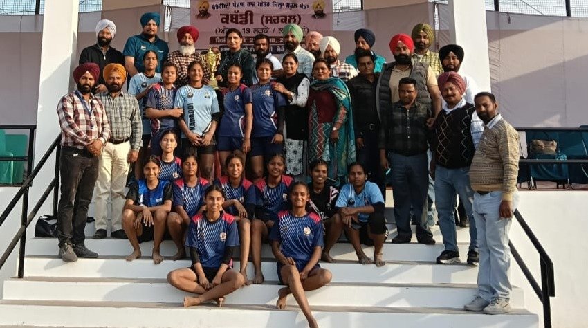 69ਵੀਆਂ ਅੰਤਰ ਜਿਲ੍ਹਾ ਸਕੂਲ ਖੇਡਾਂ ਕਬੱਡੀ ਸਰਕਲ ਅੰਡਰ -19 ਸਾਲ ਲੜਕੀਆਂ ਵਿੱਚ ਰੂਪਨਗਰ ਨੂੰ ਗਹਿਗੱਚ ਮੁਕਾਬਲੇ ਵਿੱਚ ਹਰਾ ਕੇ ਸ੍ਰੀ ਅੰਮ੍ਰਿਤਸਰ ਸਾਹਿਬ ਬਣਿਆ ਚੈਂਪੀਅਨ 2 Inter-District Kabaddi Circle U-19 Girls: Sri Amritsar Sahib Crowned Champions