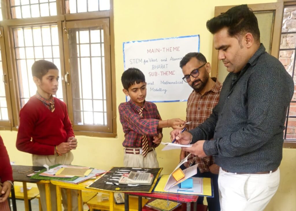 ਬਲਾਕ ਰੂਪਨਗਰ-2 ਵਿੱਚ ਵਿਗਿਆਨ ਪ੍ਰਦਰਸ਼ਨੀ ਦਾ ਸਫਲ ਆਯੋਜਨ 2 Science Exhibition in Block Rupnagar-2 Receives Huge Response from Middle Wing Students