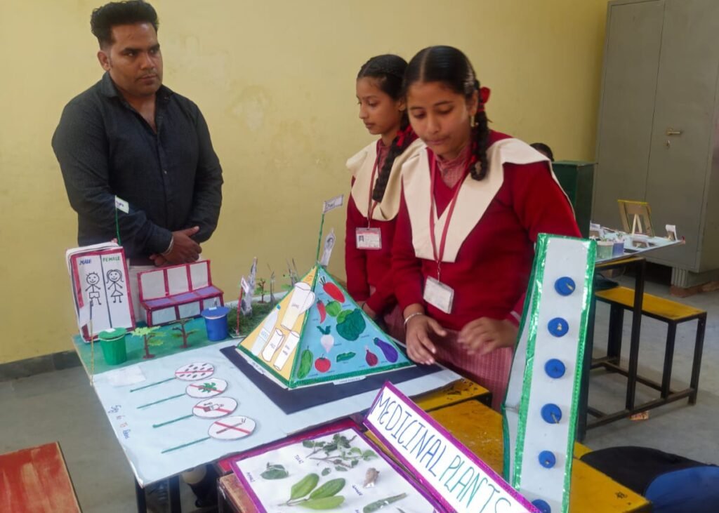 ਬਲਾਕ ਰੂਪਨਗਰ-2 ਵਿੱਚ ਵਿਗਿਆਨ ਪ੍ਰਦਰਸ਼ਨੀ ਦਾ ਸਫਲ ਆਯੋਜਨ 3 Science Exhibition in Block Rupnagar-2 Receives Huge Response from Middle Wing Students