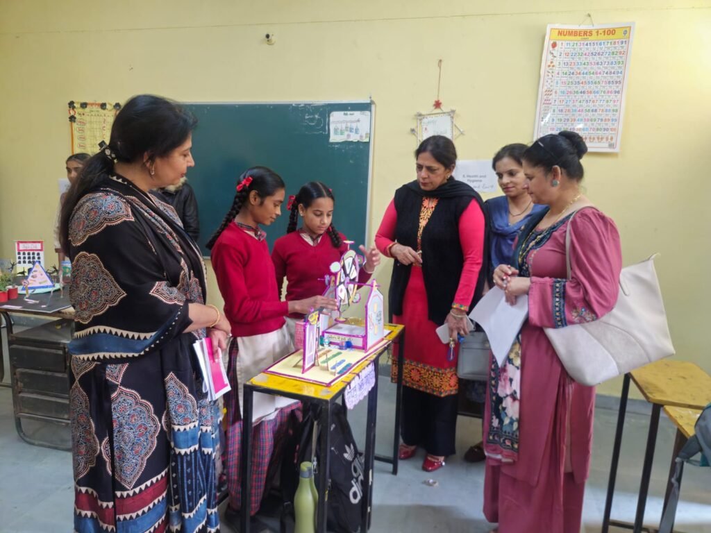 ਬਲਾਕ ਰੂਪਨਗਰ-2 ਵਿੱਚ ਵਿਗਿਆਨ ਪ੍ਰਦਰਸ਼ਨੀ ਦਾ ਸਫਲ ਆਯੋਜਨ 4 Science Exhibition in Block Rupnagar-2 Receives Huge Response from Middle Wing Students