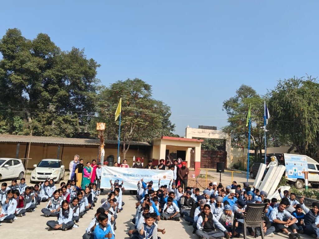 Science on Wheels ਪ੍ਰੋਗਰਾਮ ਨੇ ਵਿਦਿਆਰਥੀਆਂ ਨੂੰ ਅੰਤਰਿਕਸ਼ ਵਿਗਿਆਨ ਨਾਲ ਰੂਬਰੂ ਕਰਵਾਇਆ 9 Science on Wheels program introduced students to space science — Shaheed Pargan Singh Government High School Mataur, Sri Anandpur Sahib