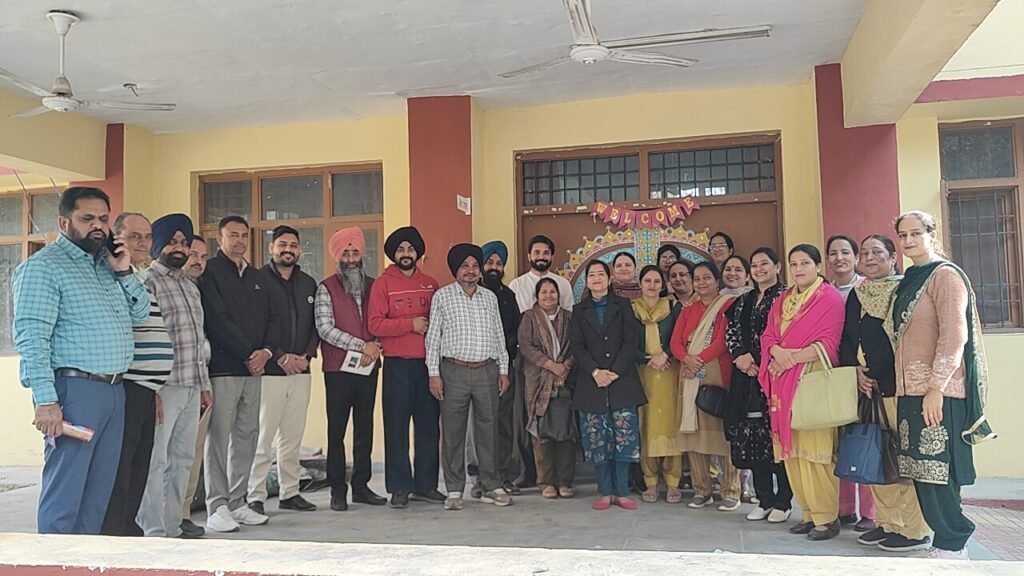 ਜ਼ਿਲ੍ਹਾ ਰੂਪਨਗਰ ਵਿੱਚ ਆਰਟ ਐਂਡ ਕਰਾਫਟ ਅਧਿਆਪਕਾਂ ਦੀ ਪ੍ਰੋਜੈਕਟ ਅਵਾਜ਼ ਮਿਡ-ਪ੍ਰੋਗਰਾਮ ਟ੍ਰੇਨਿੰਗ ਆਯੋਜਿਤ 8 Project Avaz Mid-Program Training of Art and Craft Teachers Organized in District Rupnagar