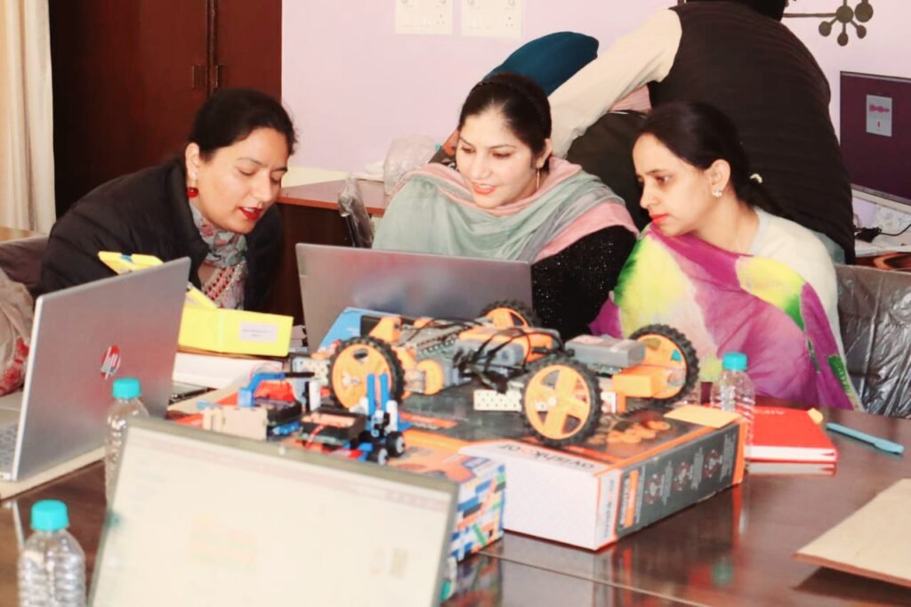 AIF ਵੱਲੋਂ STEM ਪੈਡਾਗੌਗੀ ਅਤੇ ਰੋਬੋਟਿਕਸ ਅਧਾਰਿਤ ਅਧਿਆਪਕ ਵਰਕਸ਼ਾਪ ਦੂਸਰੇ ਦਿਨ ਸਫ਼ਲਤਾ ਪੂਰਵਕ ਸੰਪੰਨ 3 AIF’s STEM-Robotics Workshop Delivers Advanced Skill Learning
