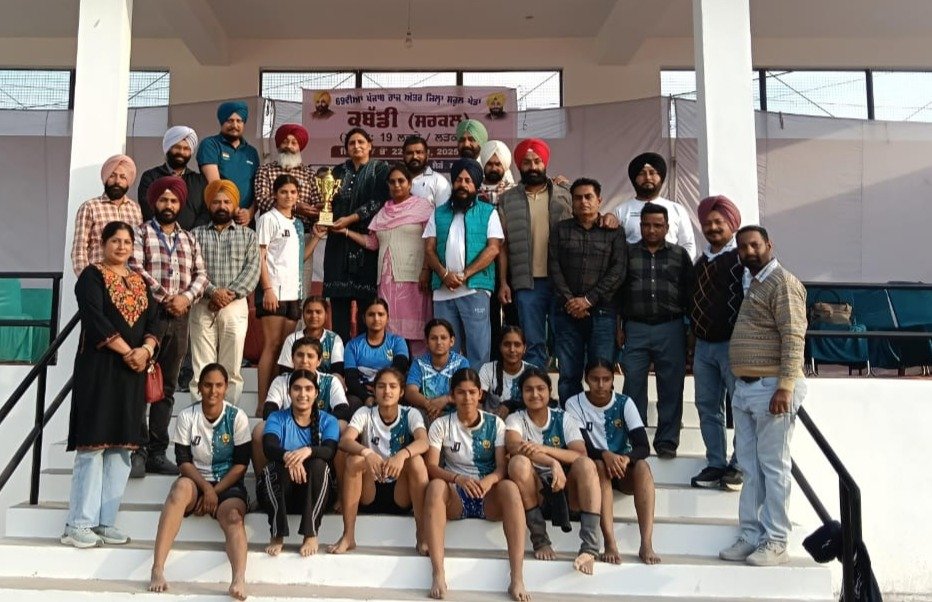 69ਵੀਆਂ ਅੰਤਰ ਜਿਲ੍ਹਾ ਸਕੂਲ ਖੇਡਾਂ ਕਬੱਡੀ ਸਰਕਲ ਅੰਡਰ -19 ਸਾਲ ਲੜਕੀਆਂ ਵਿੱਚ ਰੂਪਨਗਰ ਨੂੰ ਗਹਿਗੱਚ ਮੁਕਾਬਲੇ ਵਿੱਚ ਹਰਾ ਕੇ ਸ੍ਰੀ ਅੰਮ੍ਰਿਤਸਰ ਸਾਹਿਬ ਬਣਿਆ ਚੈਂਪੀਅਨ 6 Inter-District Kabaddi Circle U-19 Girls: Sri Amritsar Sahib Crowned Champions