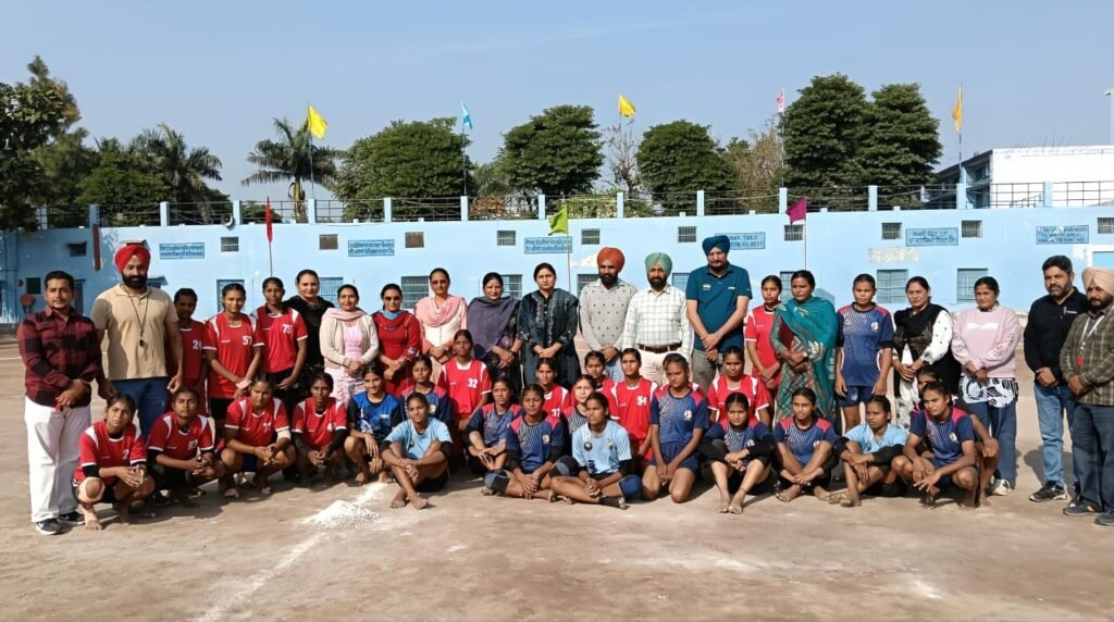 69ਵੀਆਂ ਅੰਤਰ ਜਿਲ੍ਹਾ ਸਕੂਲ ਖੇਡਾਂ ਕਬੱਡੀ ਸਰਕਲ ਅੰਡਰ -19 ਸਾਲ ਲੜਕੀਆਂ ਵਿੱਚ ਰੂਪਨਗਰ ਨੂੰ ਗਹਿਗੱਚ ਮੁਕਾਬਲੇ ਵਿੱਚ ਹਰਾ ਕੇ ਸ੍ਰੀ ਅੰਮ੍ਰਿਤਸਰ ਸਾਹਿਬ ਬਣਿਆ ਚੈਂਪੀਅਨ 5 Inter-District Kabaddi Circle U-19 Girls: Sri Amritsar Sahib Crowned Champions