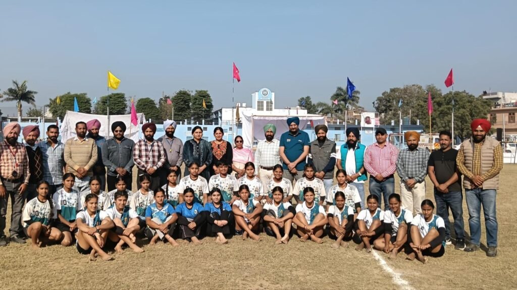 69ਵੀਆਂ ਅੰਤਰ ਜਿਲ੍ਹਾ ਸਕੂਲ ਖੇਡਾਂ ਕਬੱਡੀ ਸਰਕਲ ਅੰਡਰ -19 ਸਾਲ ਲੜਕੀਆਂ ਵਿੱਚ ਰੂਪਨਗਰ ਨੂੰ ਗਹਿਗੱਚ ਮੁਕਾਬਲੇ ਵਿੱਚ ਹਰਾ ਕੇ ਸ੍ਰੀ ਅੰਮ੍ਰਿਤਸਰ ਸਾਹਿਬ ਬਣਿਆ ਚੈਂਪੀਅਨ 4 Inter-District Kabaddi Circle U-19 Girls: Sri Amritsar Sahib Crowned Champions