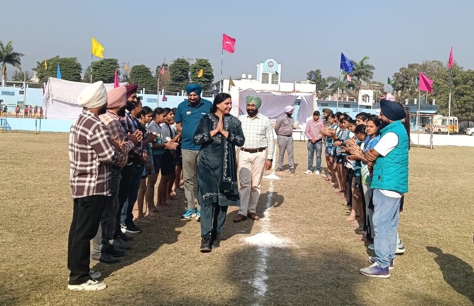 69ਵੀਆਂ ਅੰਤਰ ਜਿਲ੍ਹਾ ਸਕੂਲ ਖੇਡਾਂ ਕਬੱਡੀ ਸਰਕਲ ਅੰਡਰ -19 ਸਾਲ ਲੜਕੀਆਂ ਵਿੱਚ ਰੂਪਨਗਰ ਨੂੰ ਗਹਿਗੱਚ ਮੁਕਾਬਲੇ ਵਿੱਚ ਹਰਾ ਕੇ ਸ੍ਰੀ ਅੰਮ੍ਰਿਤਸਰ ਸਾਹਿਬ ਬਣਿਆ ਚੈਂਪੀਅਨ 3 Inter-District Kabaddi Circle U-19 Girls: Sri Amritsar Sahib Crowned Champions