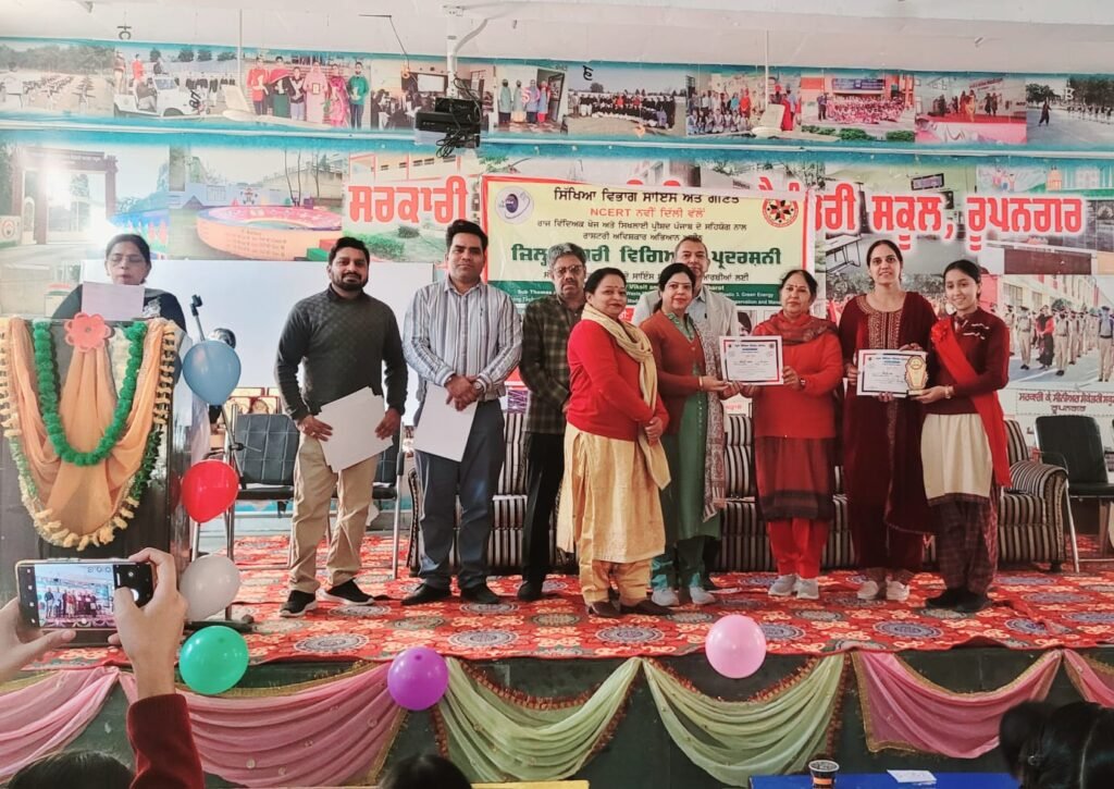 ਰੂਪਨਗਰ ਵਿੱਚ RAA–2025 ਤਹਿਤ ਜ਼ਿਲ੍ਹਾ ਪੱਧਰੀ ਸੀਨੀਅਰ ਸੈਕੰਡਰੀ ਵਿਦਿਆਰਥੀ ਵਿਗਿਆਨ ਪ੍ਰਦਰਸ਼ਨੀ ਸਫਲਤਾਪੂਰਵਕ ਆਯੋਜਿਤ 8 Science Exhibition successfully organized under RAA-2025 at Rupnagar