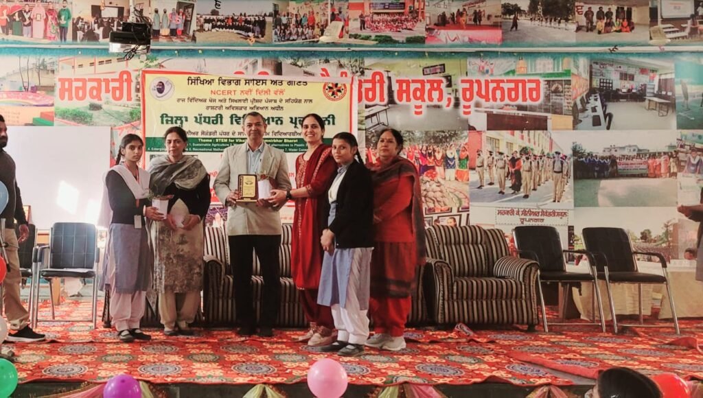 ਰੂਪਨਗਰ ਵਿੱਚ RAA–2025 ਤਹਿਤ ਜ਼ਿਲ੍ਹਾ ਪੱਧਰੀ ਸੀਨੀਅਰ ਸੈਕੰਡਰੀ ਵਿਦਿਆਰਥੀ ਵਿਗਿਆਨ ਪ੍ਰਦਰਸ਼ਨੀ ਸਫਲਤਾਪੂਰਵਕ ਆਯੋਜਿਤ 16 Science Exhibition successfully organized under RAA-2025 at Rupnagar