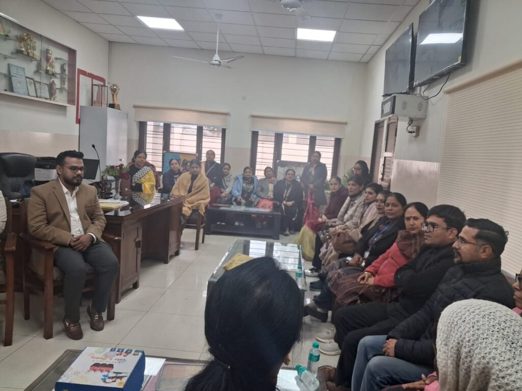 ਨੰਗਲ ਵਿੱਚ ਮੈਗਾ ਮਾਪੇ–ਅਧਿਆਪਕ ਮਿਲਣੀ ਨਾਲ ਸਕੂਲ–ਮਾਪੇ ਭਾਗੀਦਾਰੀ ਹੋਰ ਮਜ਼ਬੂਤ - ਐਸ. ਡੀ. ਐਮ. ਸਚਿਨ ਪਾਠਕ 2 School-parent partnership further strengthened with mega parent-teacher meet in girl school nangal - S. D. M. Sachin Pathak