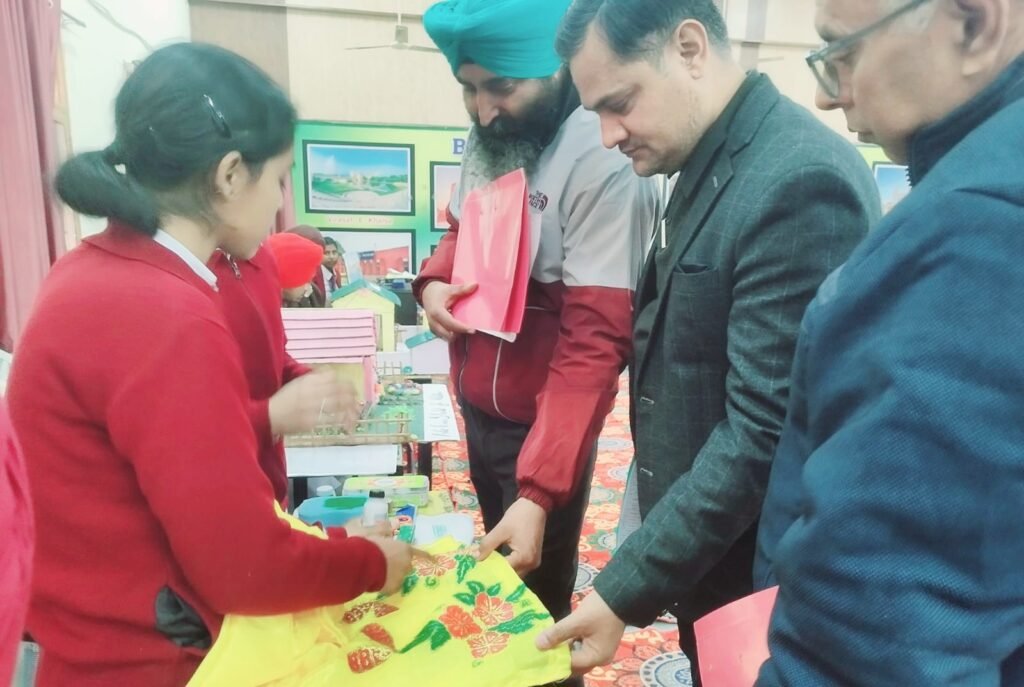 ਜ਼ਿਲ੍ਹਾ ਪੱਧਰੀ NSQF ਸਕਿੱਲ ਅਤੇ ਕੁਇਜ਼ ਮੁਕਾਬਲਾ ਸਰਕਾਰੀ ਸੀਨੀਅਰ ਸੈਕੰਡਰੀ ਸਕੂਲ ਲੜਕੀਆਂ, ਰੂਪਨਗਰ ਵਿਖੇ ਸਫ਼ਲਤਾਪੂਰਵਕ ਸੰਪੰਨ 4 District Level NSQF Skill & Quiz Competition Held at GGSSS Girls Rupnagar