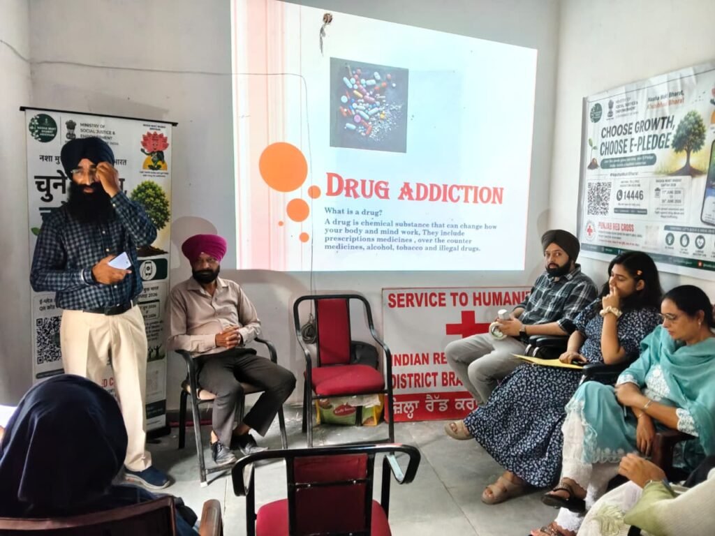 ਰੈੱਡ ਕਰਾਸ ਵੱਲੋਂ ਨਸ਼ਾ ਮੁਕਤੀ ਸਬੰਧੀ ਜਾਗਰੂਕਤਾ ਪ੍ਰੋਗਰਾਮ ਆਯੋਜਿਤ 2 Red Cross Organizes Drug De-Addiction Awareness Program