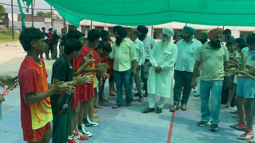 ਕਮਿੱਕਰ ਸਿੰਘ ਡਾਢੀ ਨੇ ਖਿਡਾਰੀਆਂ ਨੂੰ ਸਖ਼ਤ ਮਿਹਨਤ ਕਰਕੇ ਅੱਗੇ ਵਧਣ ਲਈ ਕੀਤਾ ਪ੍ਰੇਰਿਤ